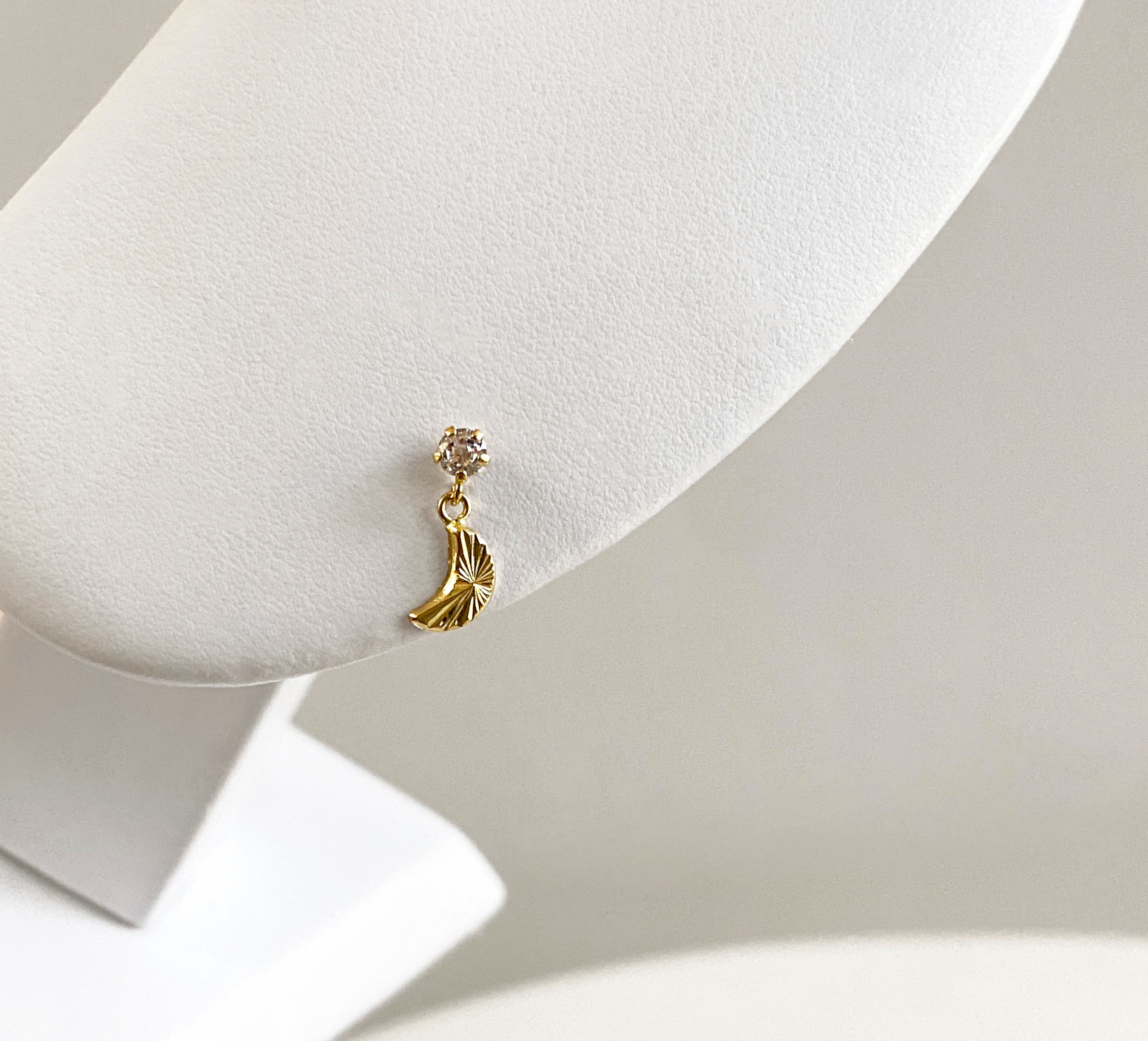 Aretes Luna Grabada Colgante Oro 10K (Elige 1 pieza o 1 par antes de agregar al carrito)